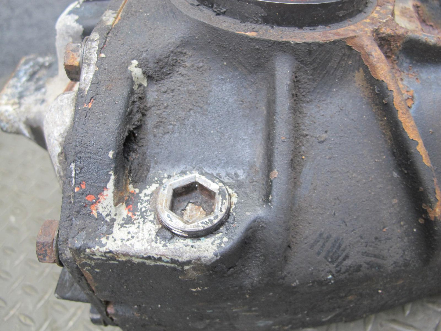 82-84 Mercedes W123 300D Rear Axle Differential Carrier 3.07 Ratio OEM