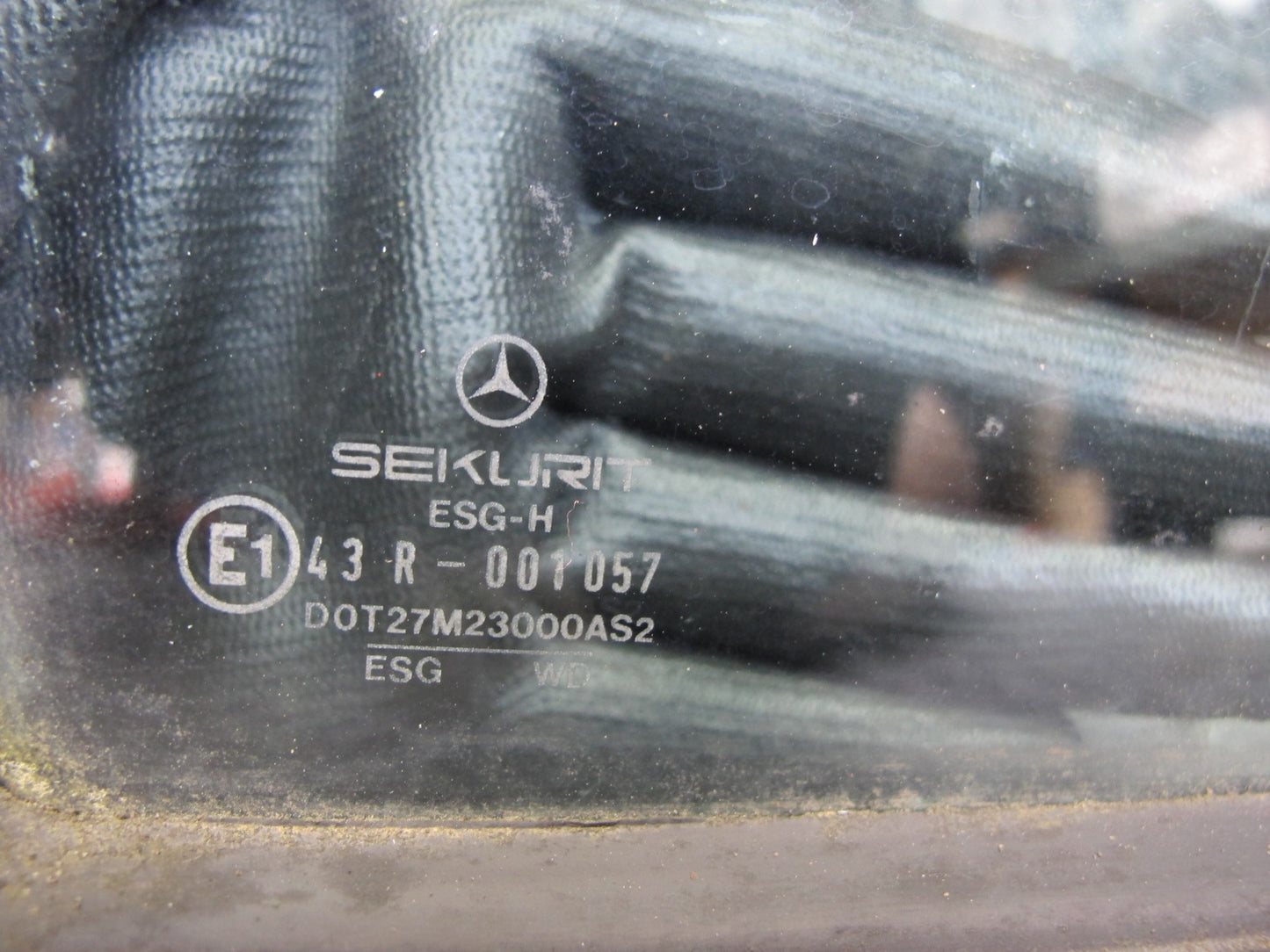 75-83 Mercedes W123 Rear Left Door Vent Glass Window OEM