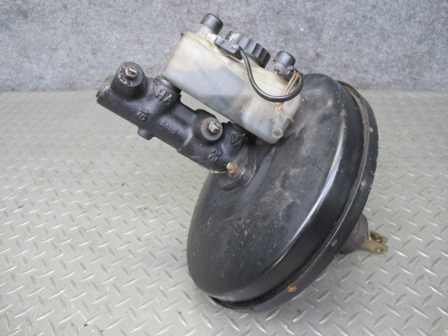 82-85 Mercedes W123 300D Brake Master Cylinder Booster Fluid Reseervoir Tank OEM
