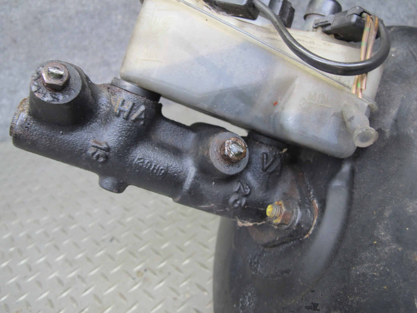 82-85 Mercedes W123 300D Brake Master Cylinder Booster Fluid Reseervoir Tank OEM