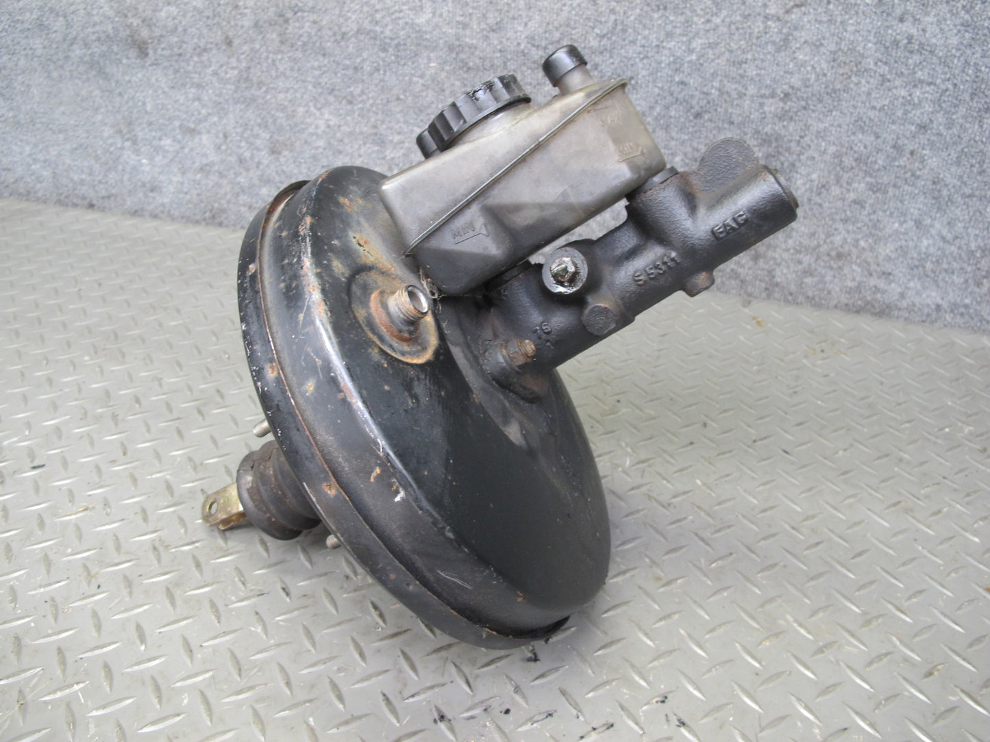 82-85 Mercedes W123 300D Brake Master Cylinder Booster Fluid Reseervoir Tank OEM