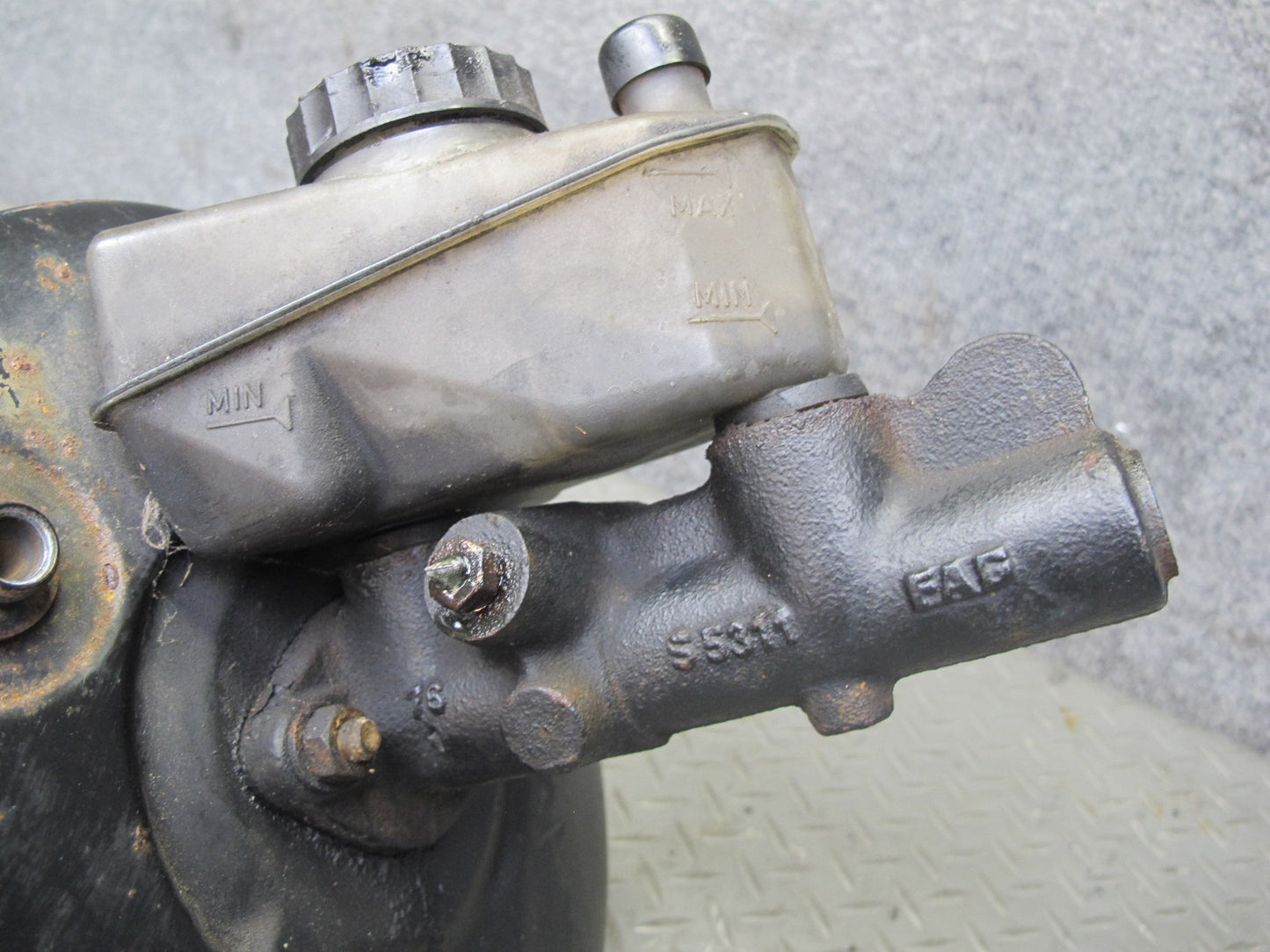 82-85 Mercedes W123 300D Brake Master Cylinder Booster Fluid Reseervoir Tank OEM