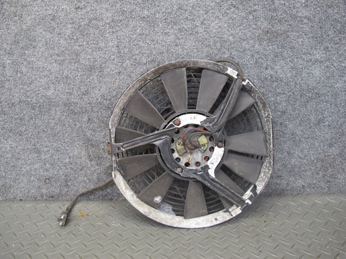 81-85 Mercedes W123 300D Engine Auxiliary AUX Cooling Fan w Blade 0005004893 OEM