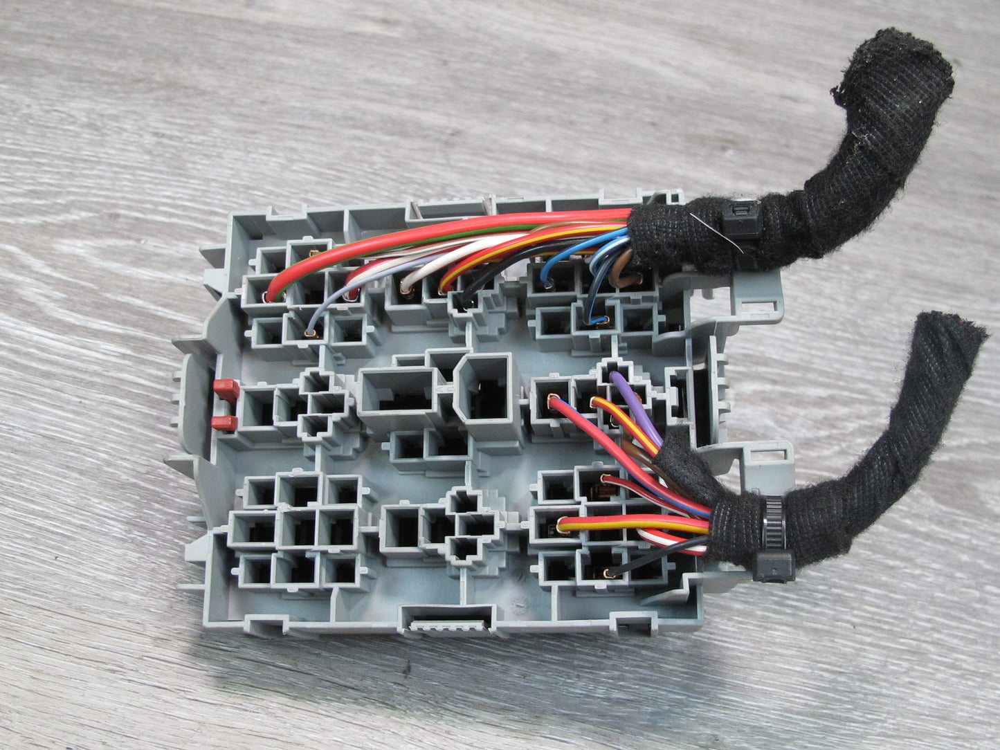 2008-2010 Porsche Cayenne 957 Power Distribution Fuse Relay Box Module