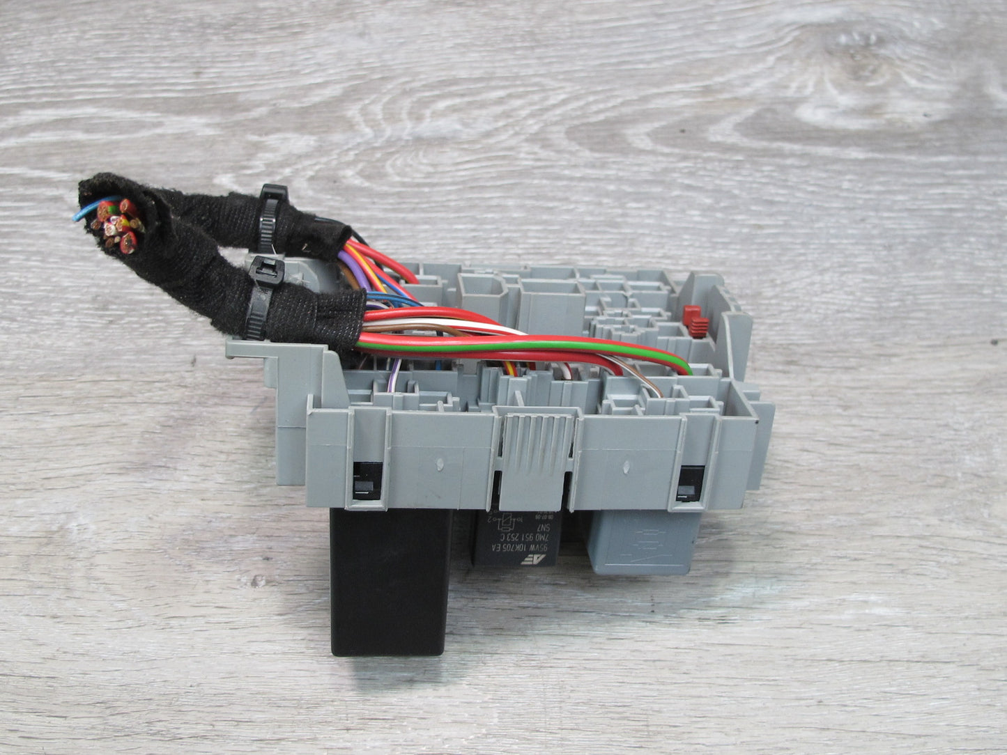 2008-2010 Porsche Cayenne 957 Power Distribution Fuse Relay Box Module