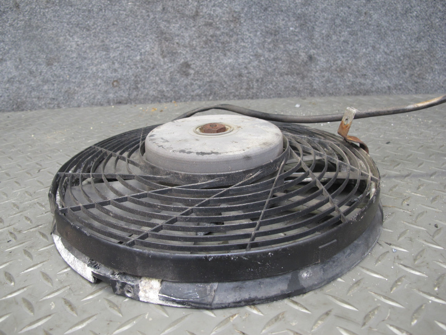81-85 Mercedes W123 300D Engine Auxiliary AUX Cooling Fan w Blade 0005004893 OEM