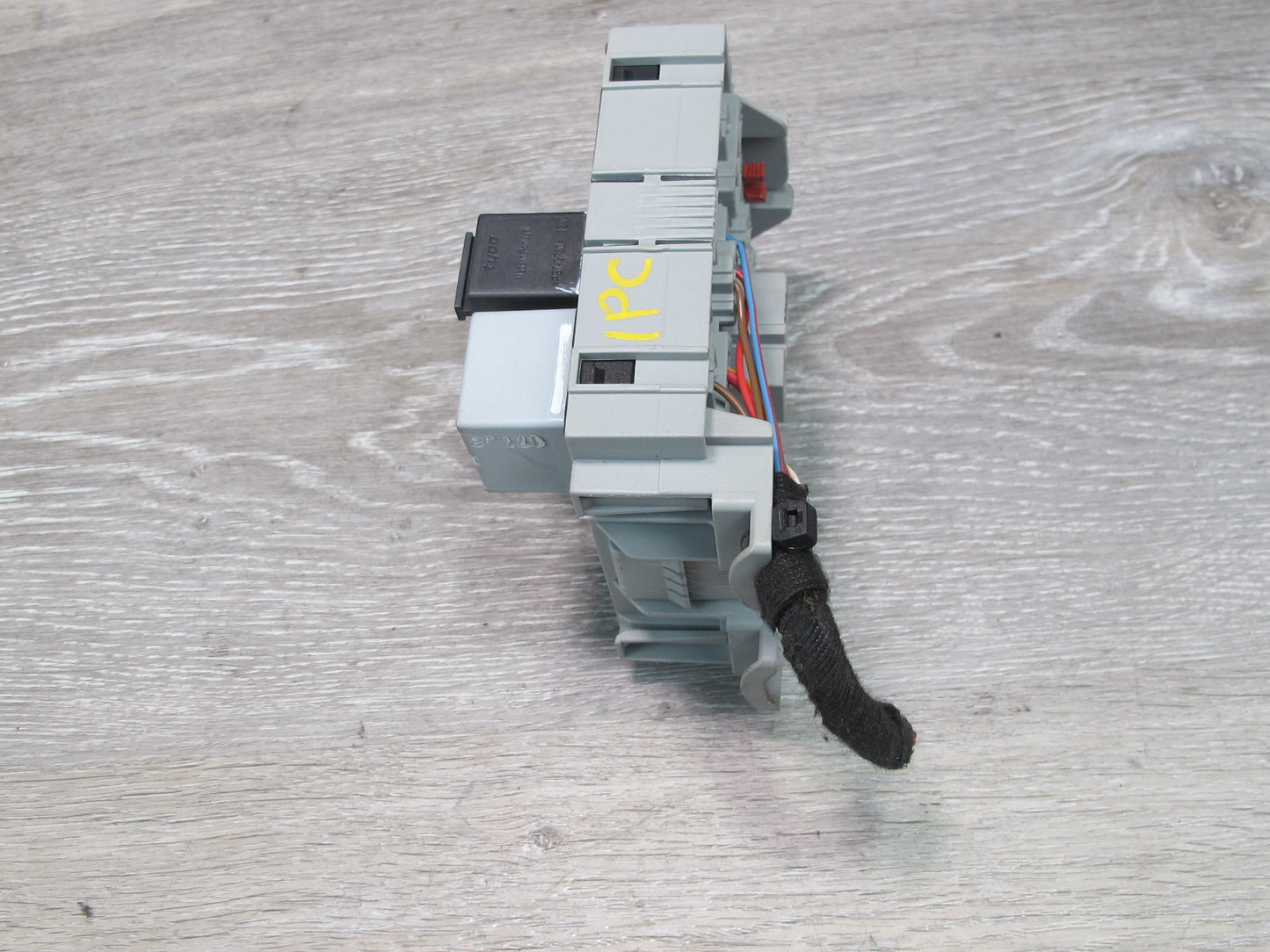 2008-2010 Porsche Cayenne 957 Front SAM Power Distribution Fuse Relay Box Module