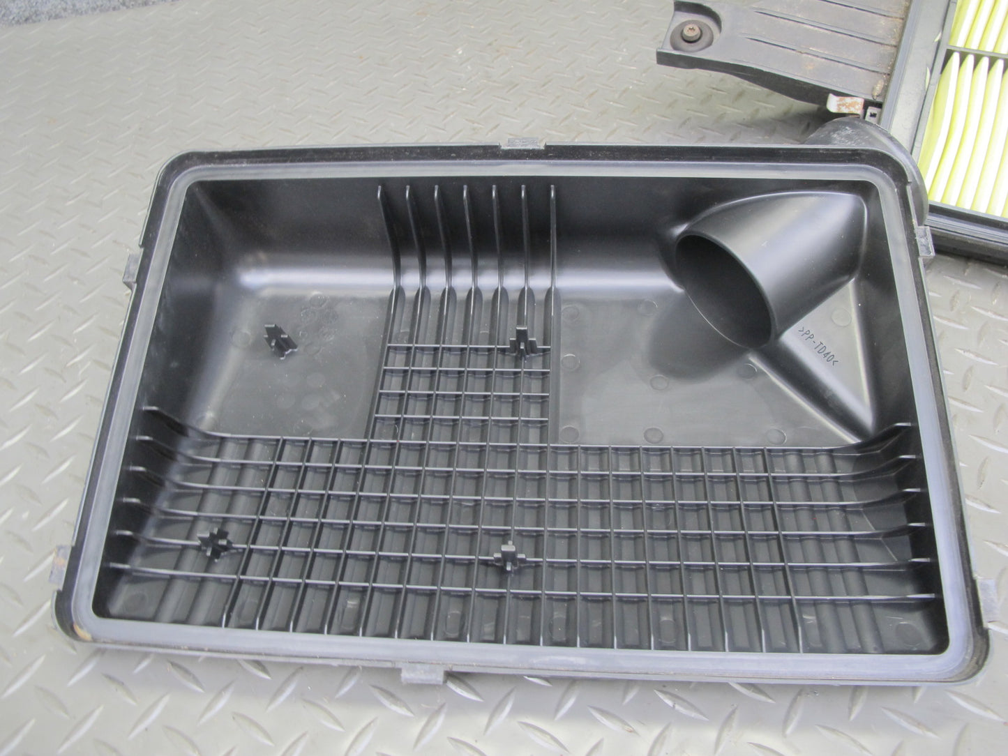 2009 Pontiac Solstice GXP Air Intake Cleaner Filter Box w MAF Sensor OEM