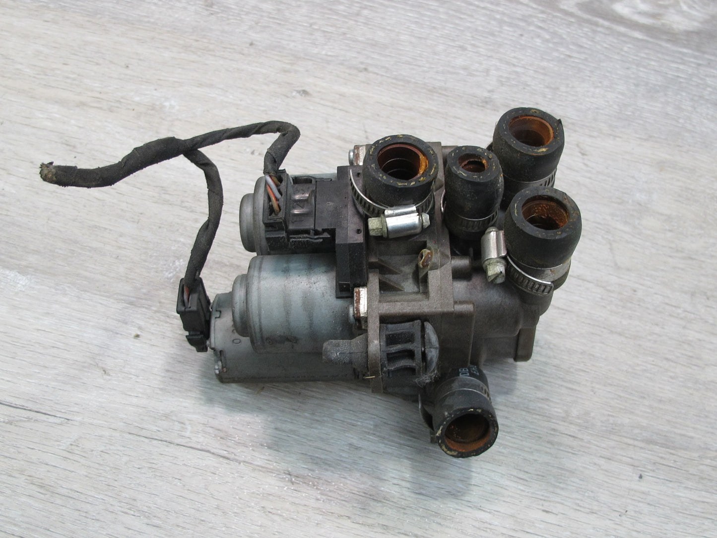 94-99 Mercedes W140 S-class Heater Control Water Valve 0018301484 OEM
