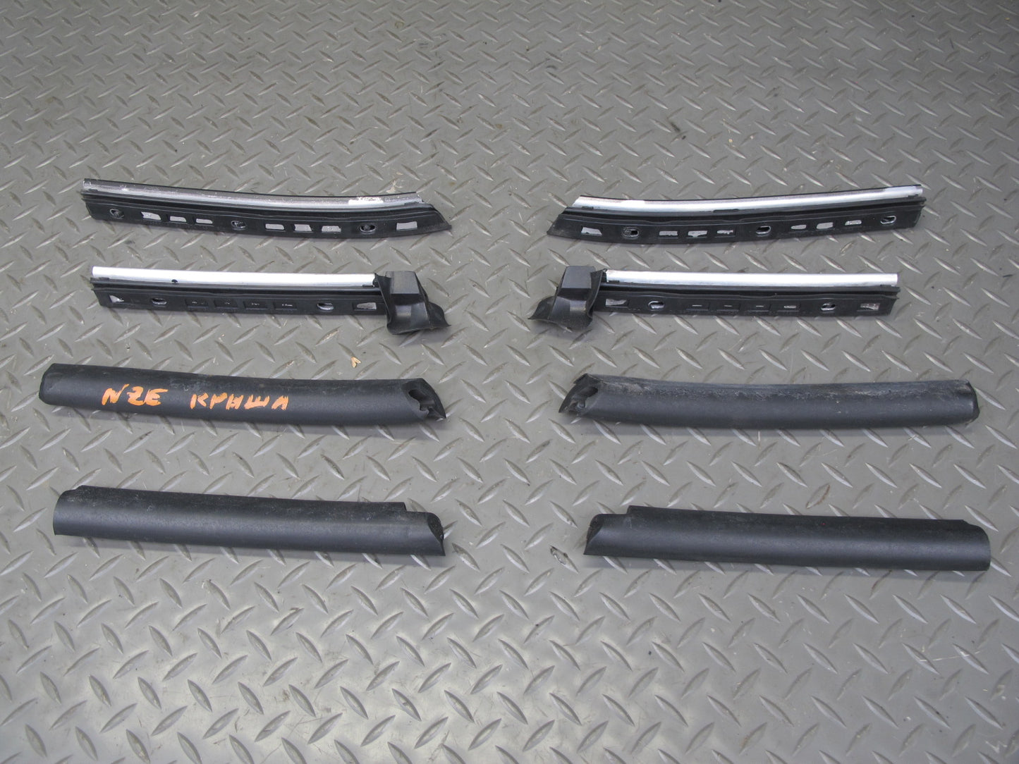 10-19 Nissan 370Z Conv Set of 8 Left & Right Side Roof Weatherstrip & Guide OEM