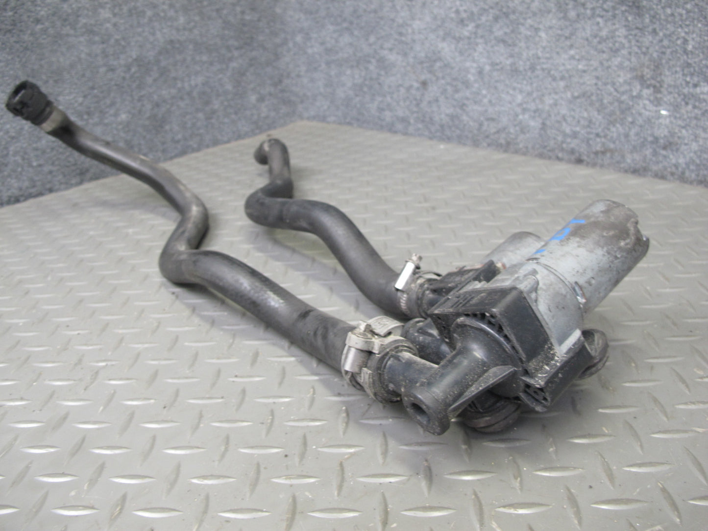 2001-2006 BMW E46 Heater Control Water Valve w Hoses 8369807
