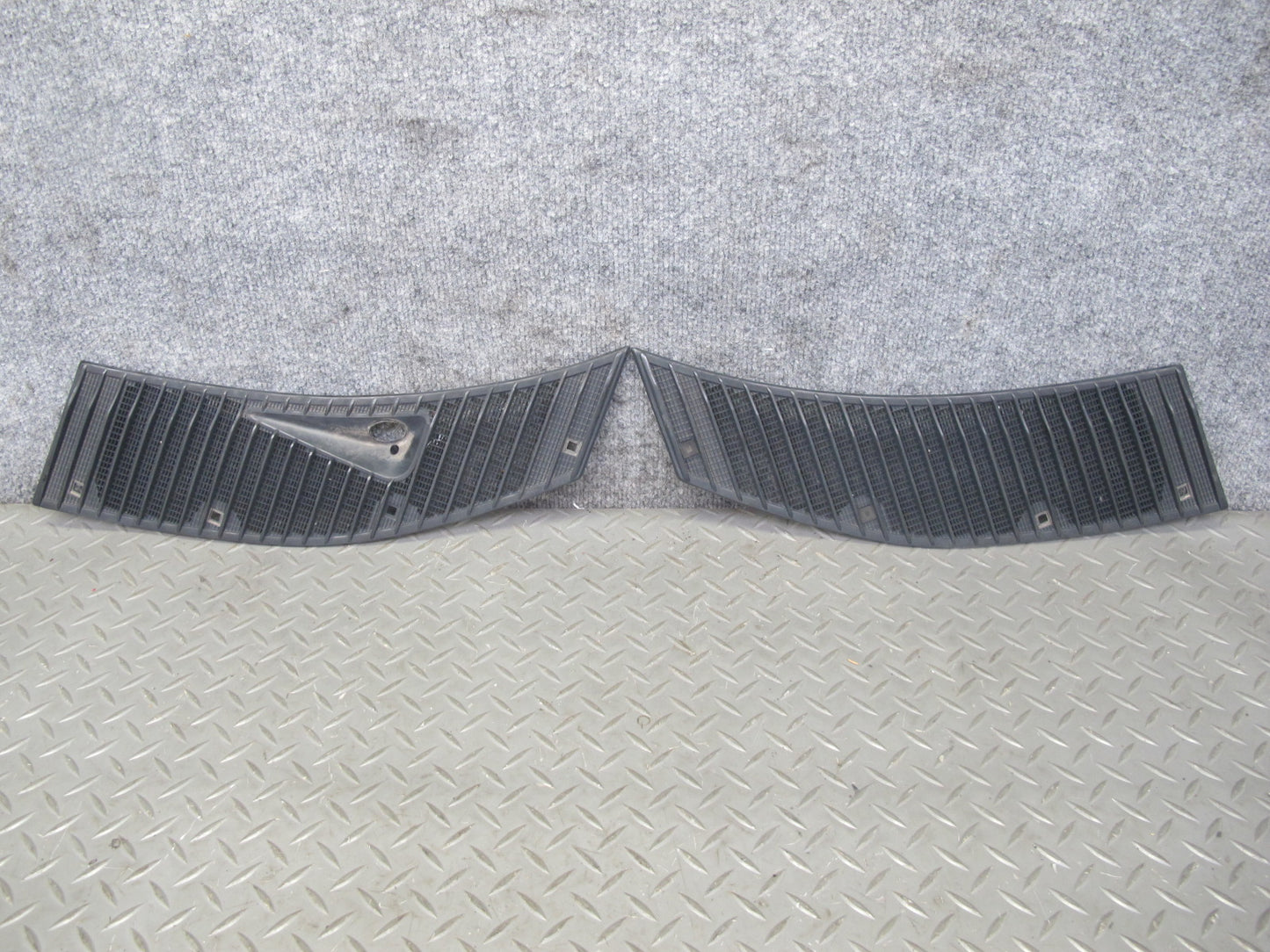 75-85 Mercedes W123 Set of 2 Front Left & Right Hood Vent Cowl Grille OEM