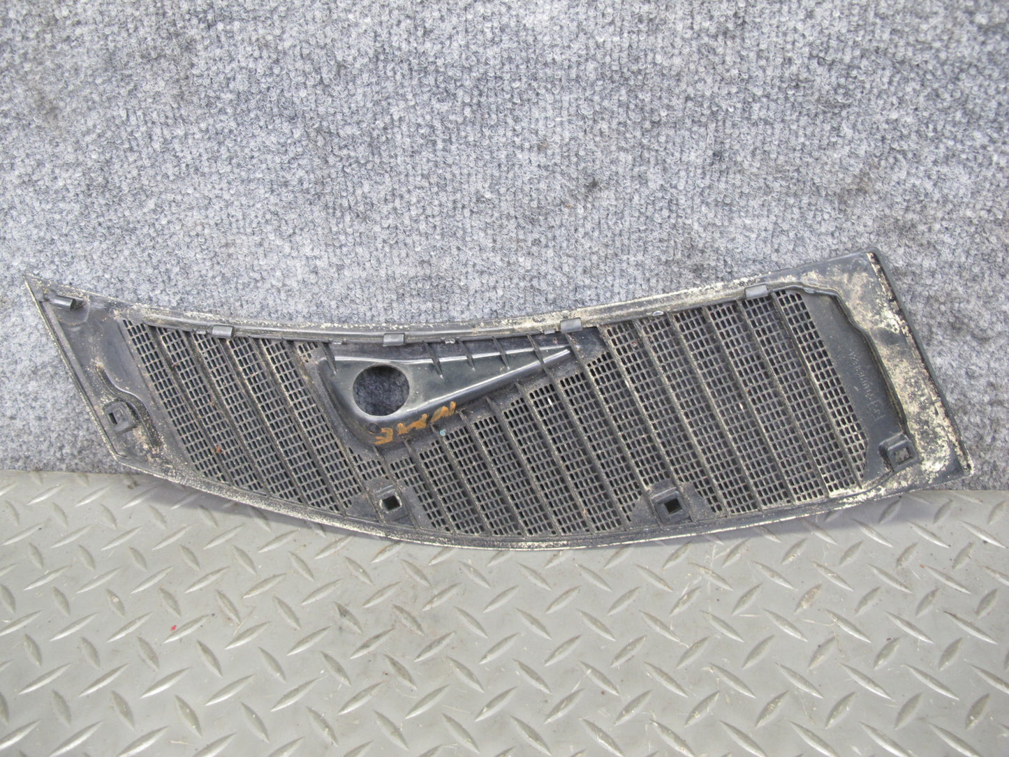 75-85 Mercedes W123 Set of 2 Front Left & Right Hood Vent Cowl Grille OEM