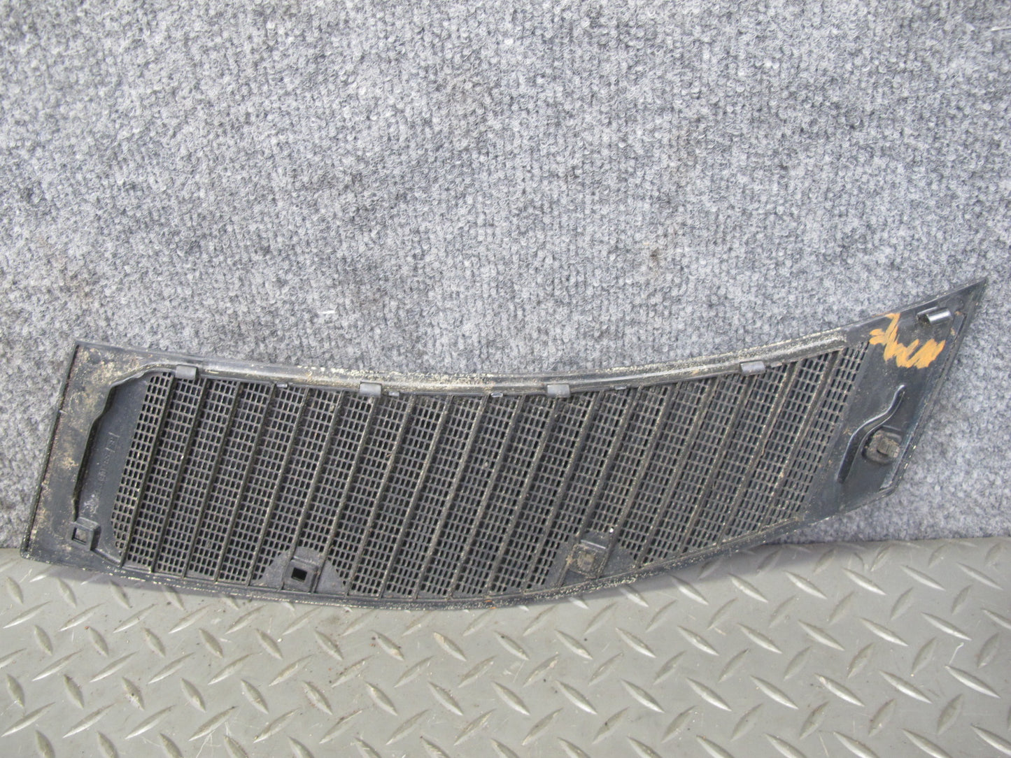75-85 Mercedes W123 Set of 2 Front Left & Right Hood Vent Cowl Grille OEM