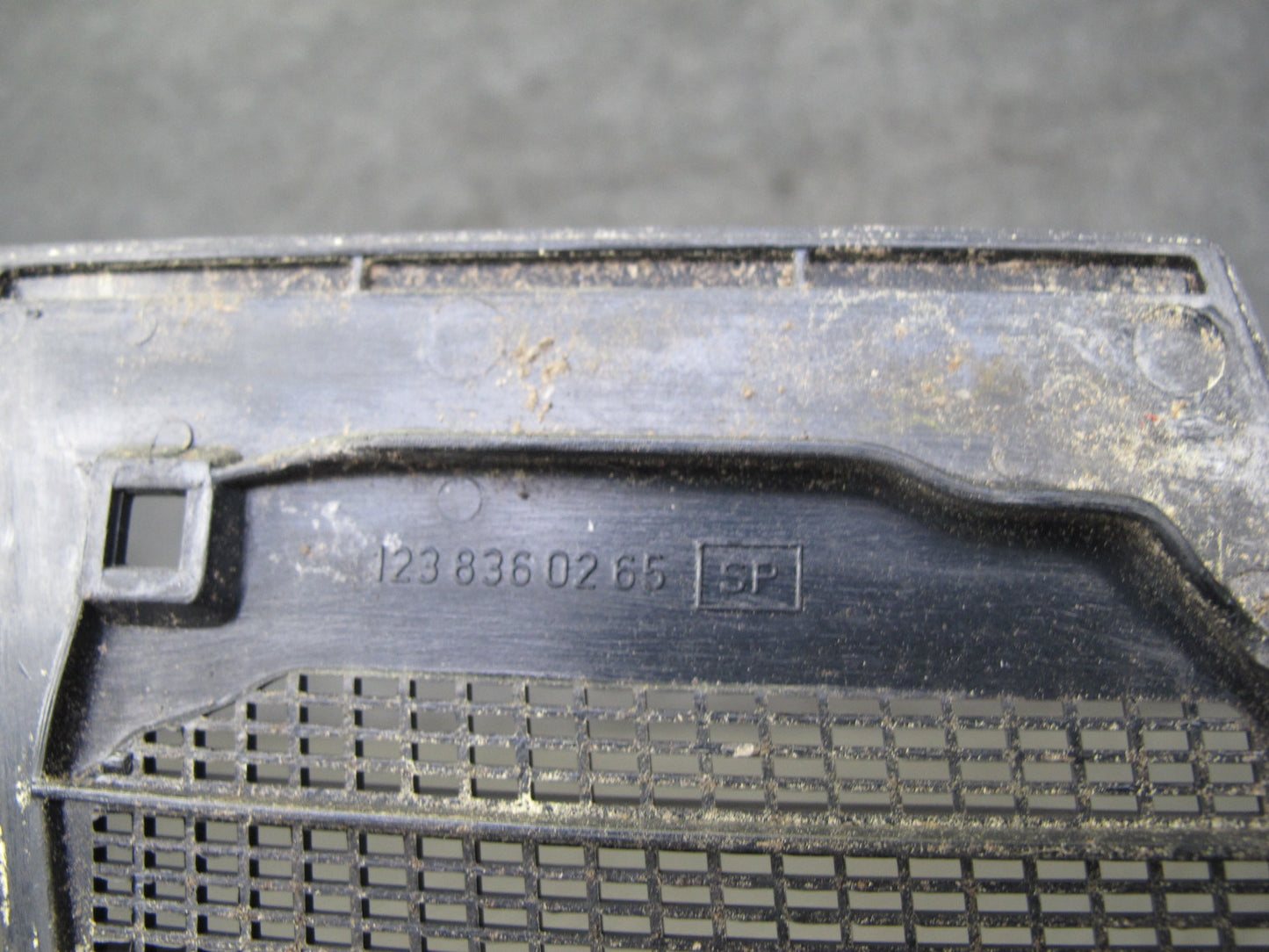 75-85 Mercedes W123 Set of 2 Front Left & Right Hood Vent Cowl Grille OEM