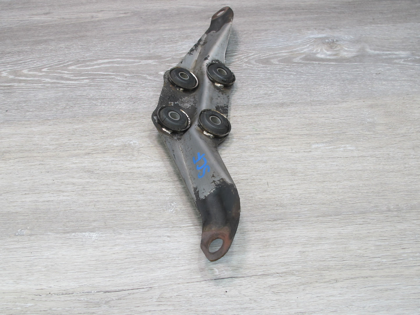 92-00 Lexus UZZ30L SC400 Front Exhaust Pipe Mount Bracket OEM