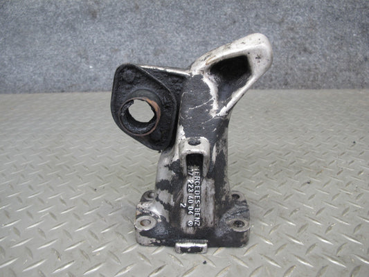 81-85 Mercedes W123 300D OM617 Diesel Engine Right Mount Bracket Support