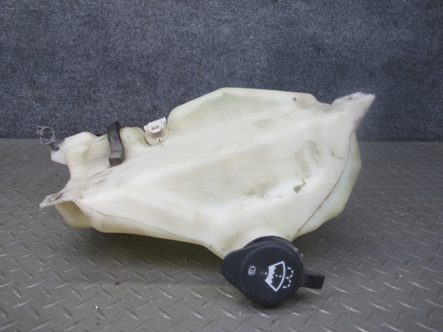 2003-2007 Hummer H2 Front Windshield Wiper Washer Reservoir Tank Bottle