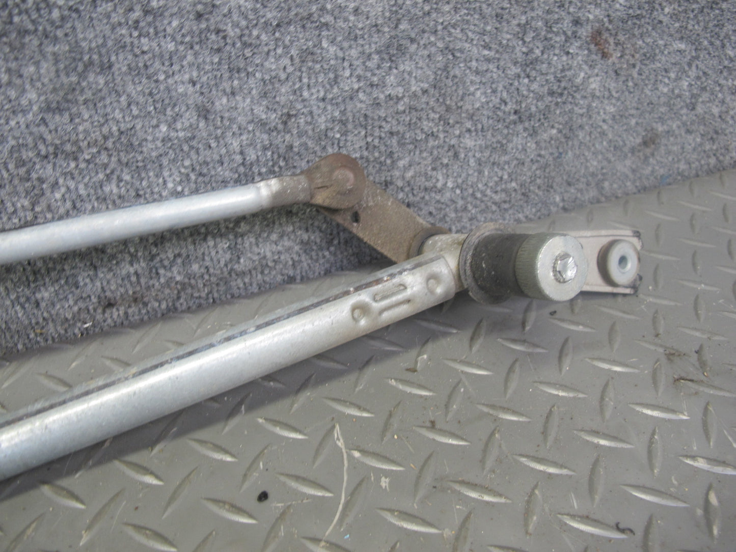 2003-2007 Hummer H2 Windshield Wiper Transmission Linkage W/ Motor