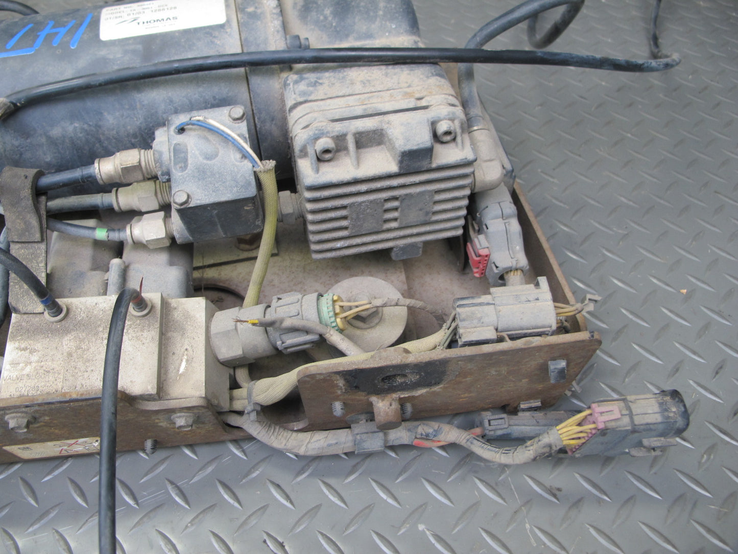2003-2004 Hummer H2 Air Ride Suspension Compressor Pump Module 980421
