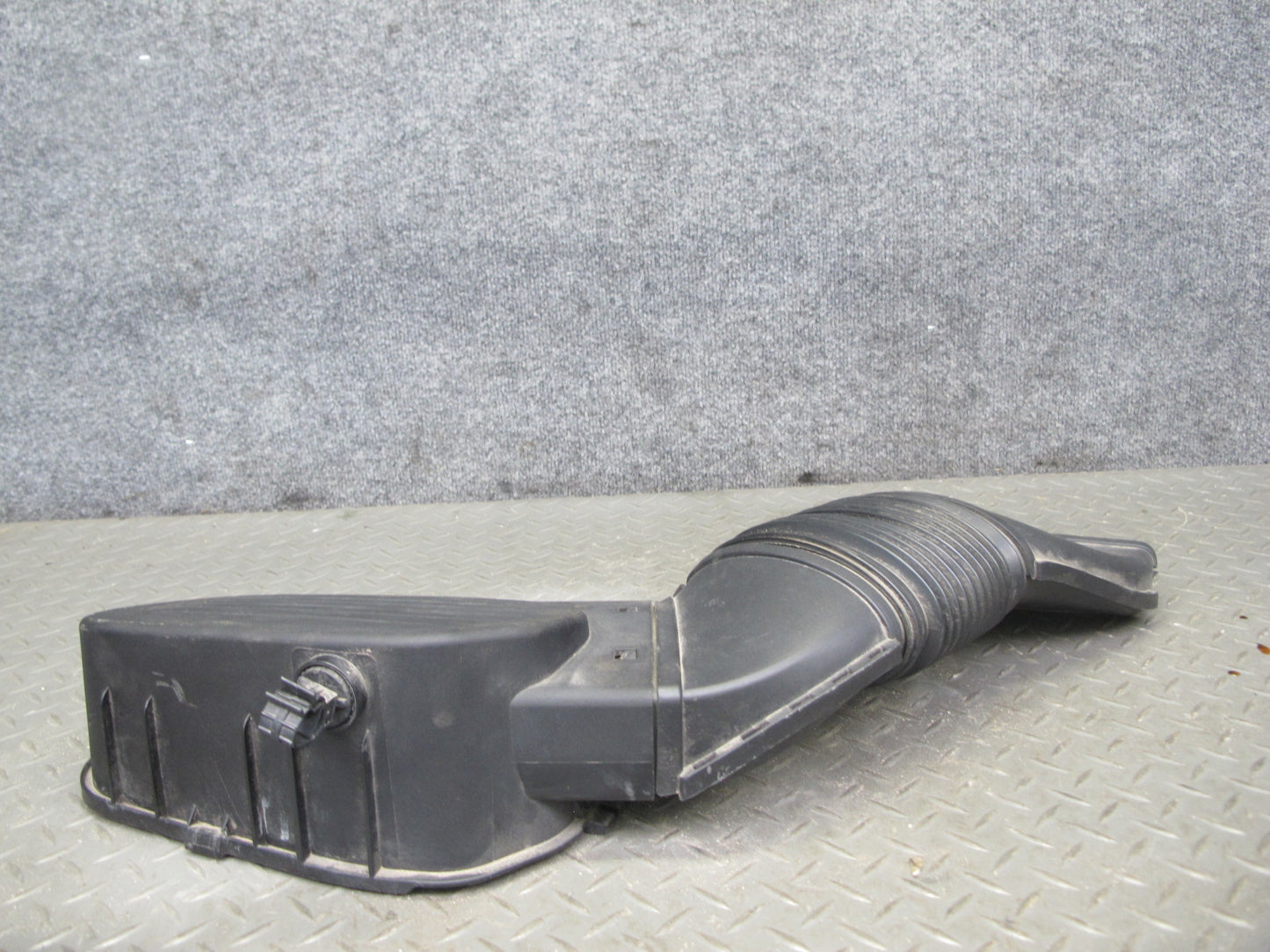 2017-2020 Maserati Levante M161 3.0L Left Air Intake Duct Tube w Cleaner Cover