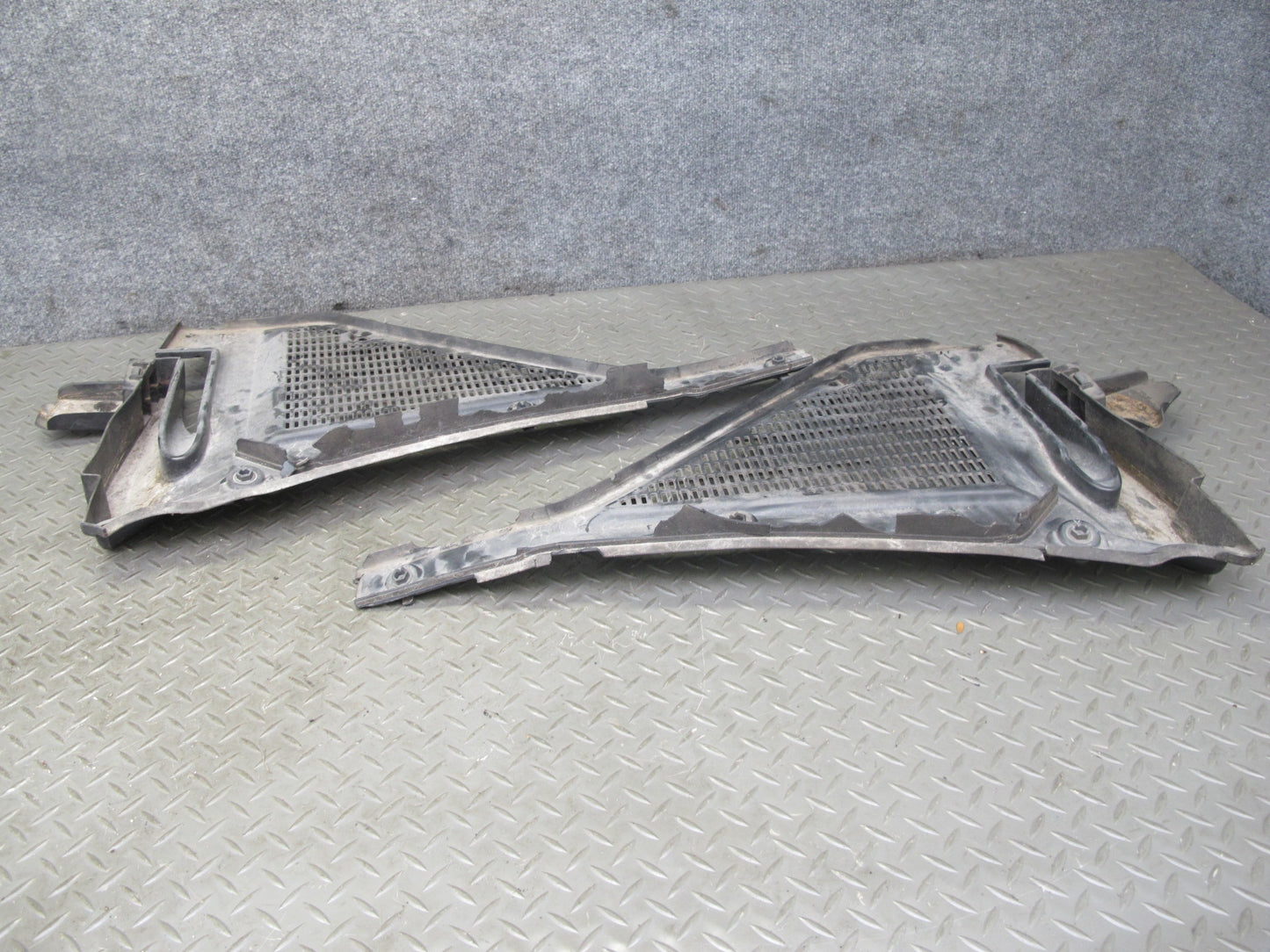 08-14 BMW E71 E72 X6 Front Windshield Left & Right Vent Cowl Grille Cover Set