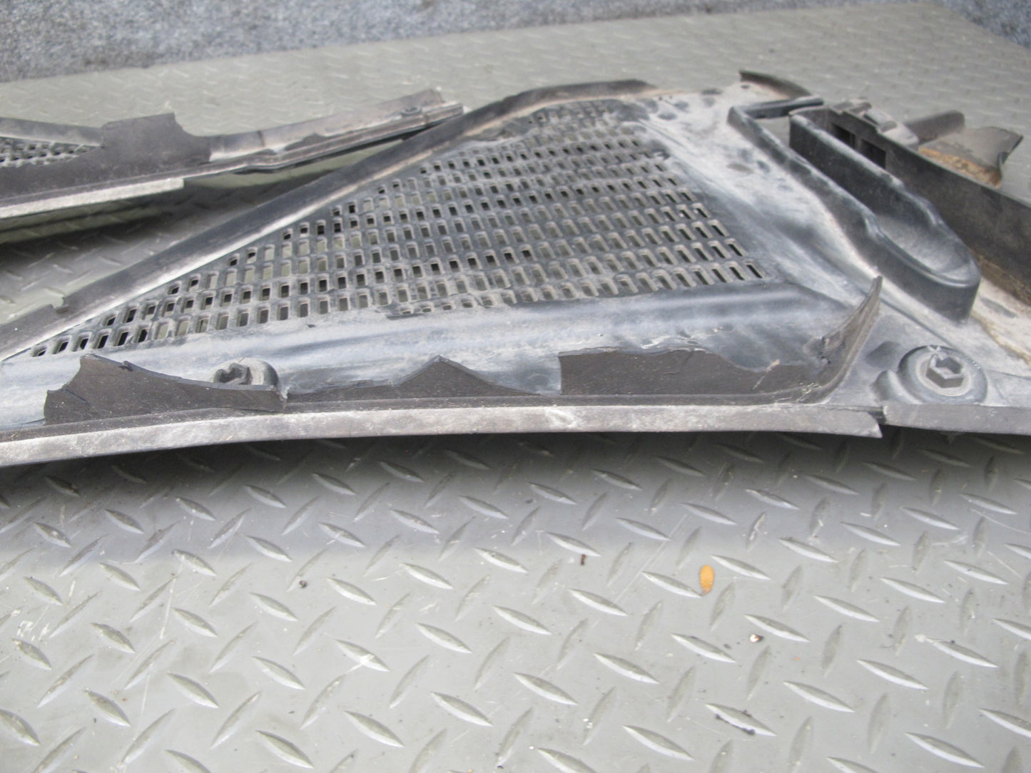 08-14 BMW E71 E72 X6 Front Windshield Left & Right Vent Cowl Grille Cover Set