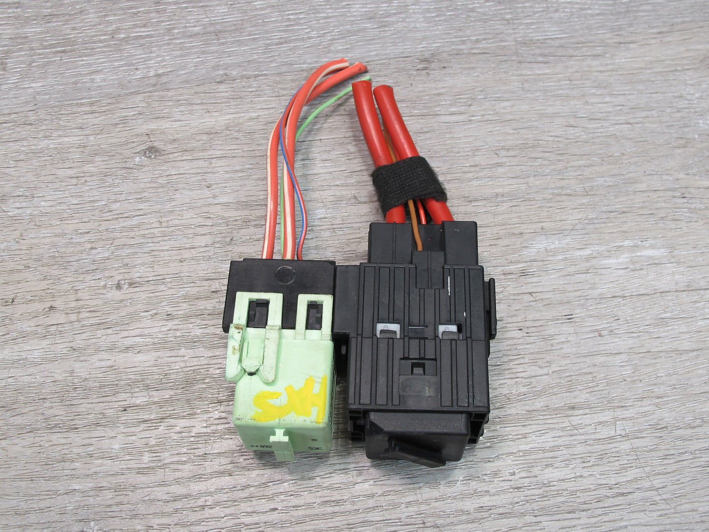 2008-2014 BMW E71 E72 X6 Fuel Pump Relay Module w Holder Bracket
