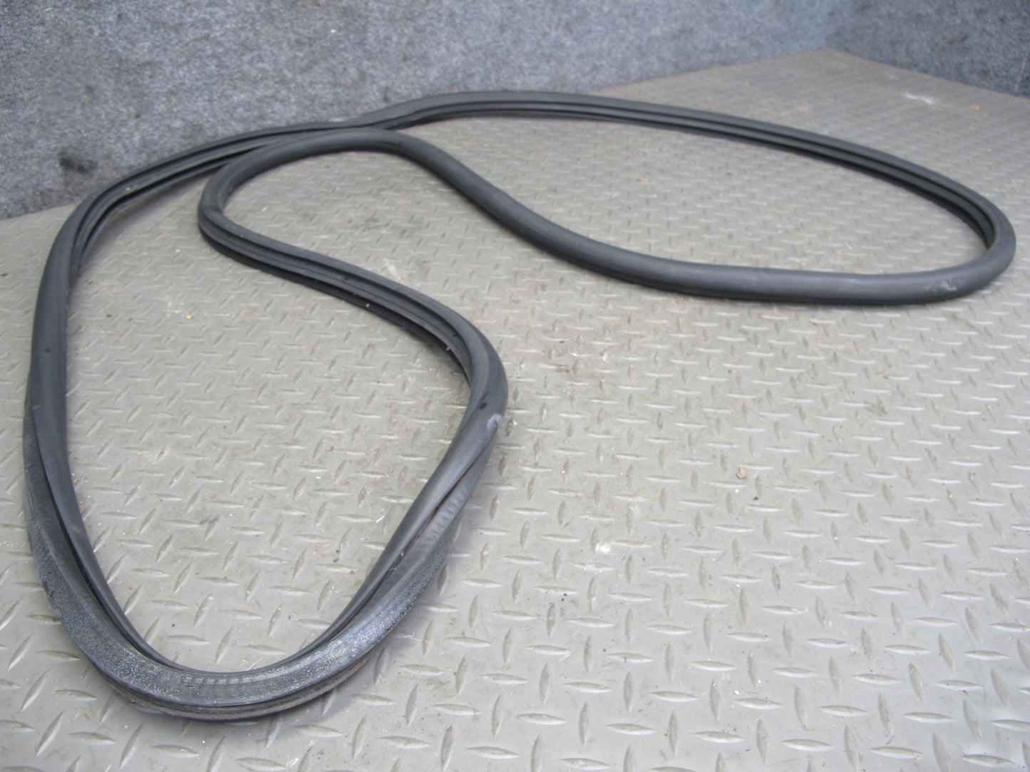 10-13 VW Golf MK6 2-DR Front Left Driver Door Weatherstrip Rubber Seal OEM
