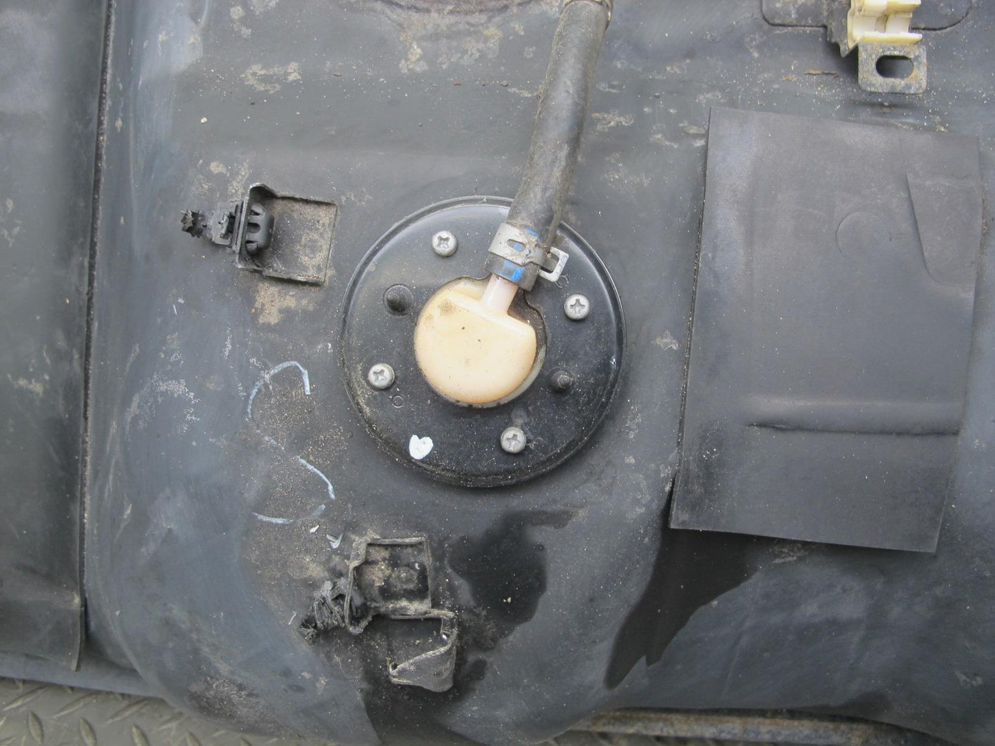2003-2006 Lexus UZJ100L LX470 Fuel Tank Unit
