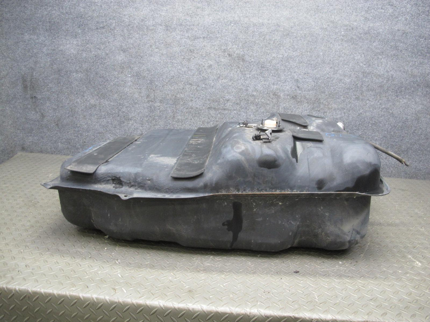 2003-2006 Lexus UZJ100L LX470 Fuel Tank Unit
