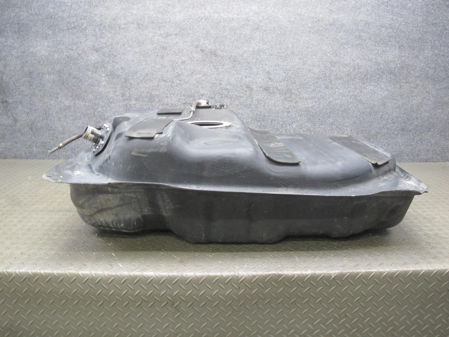 2003-2006 Lexus UZJ100L LX470 Fuel Tank Unit