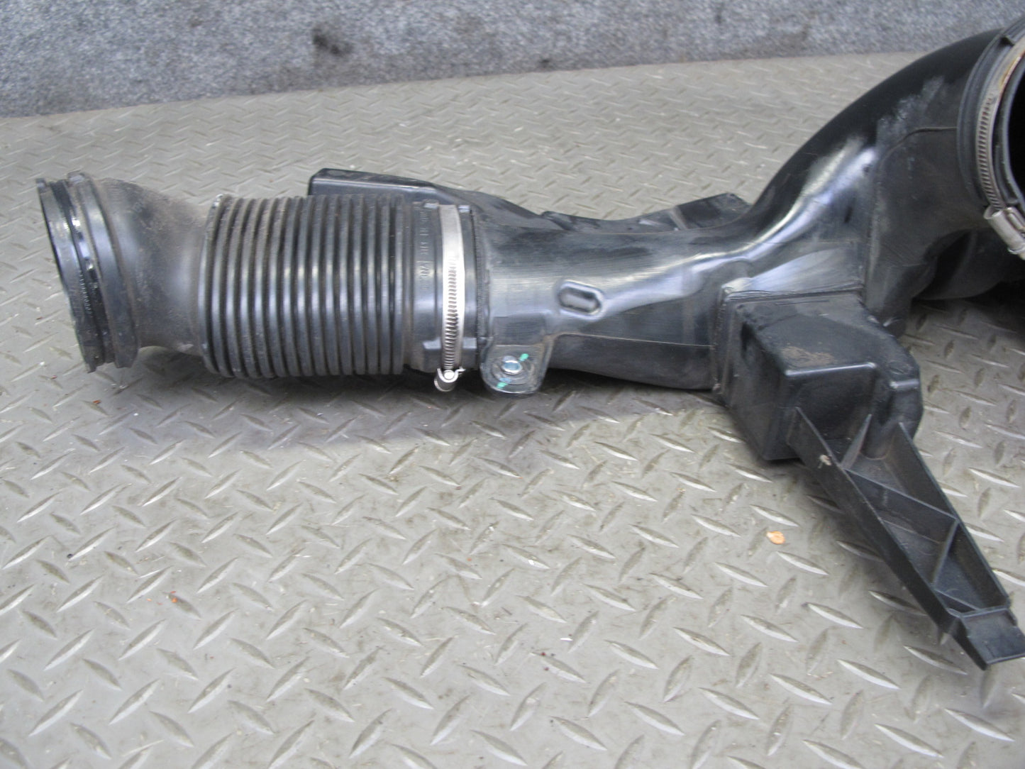 2013-2017 Range Rover L405 5.0L Supercharged Air Intake Resonator Damper Box