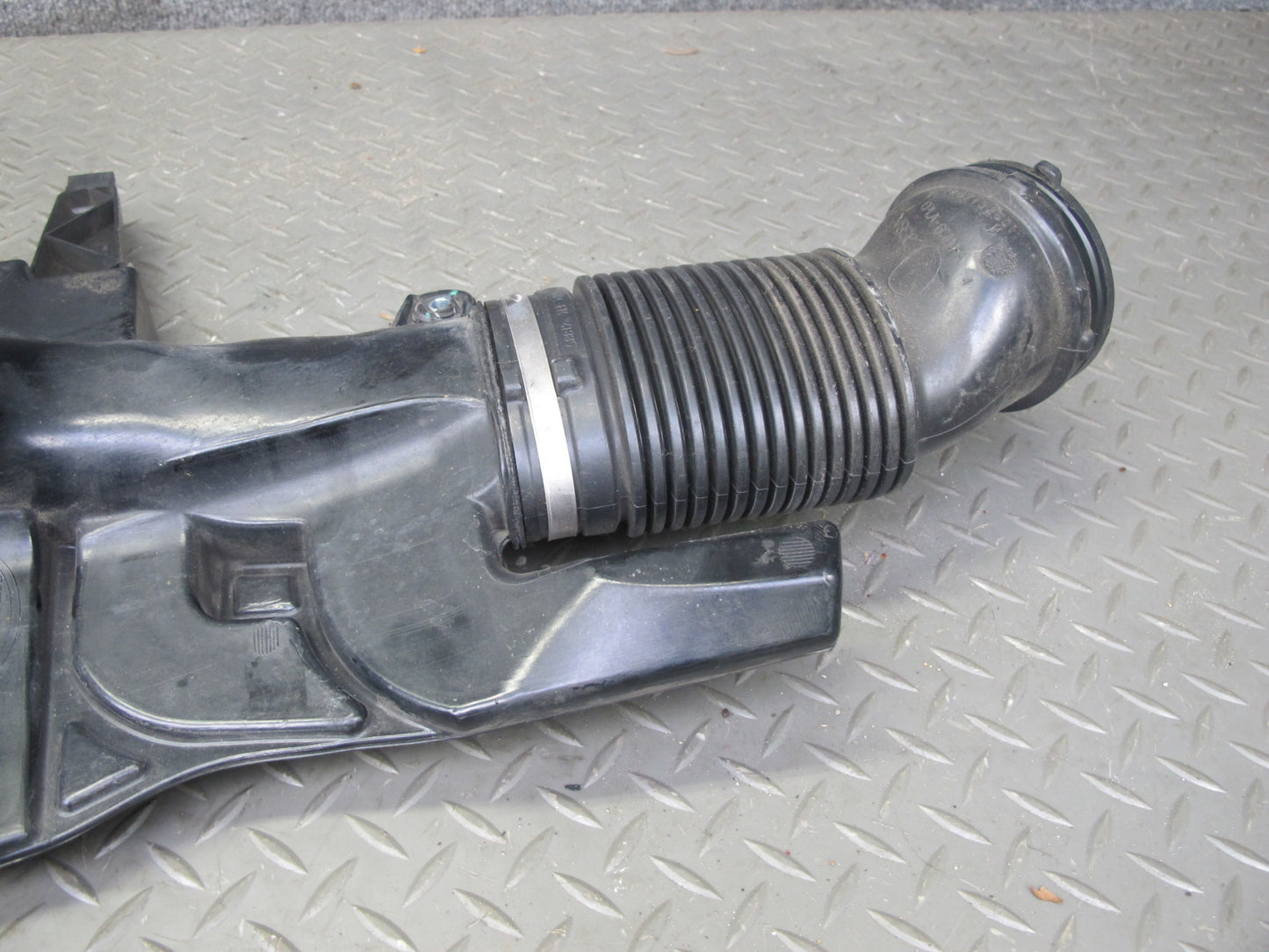 2013-2017 Range Rover L405 5.0L Supercharged Air Intake Resonator Damper Box
