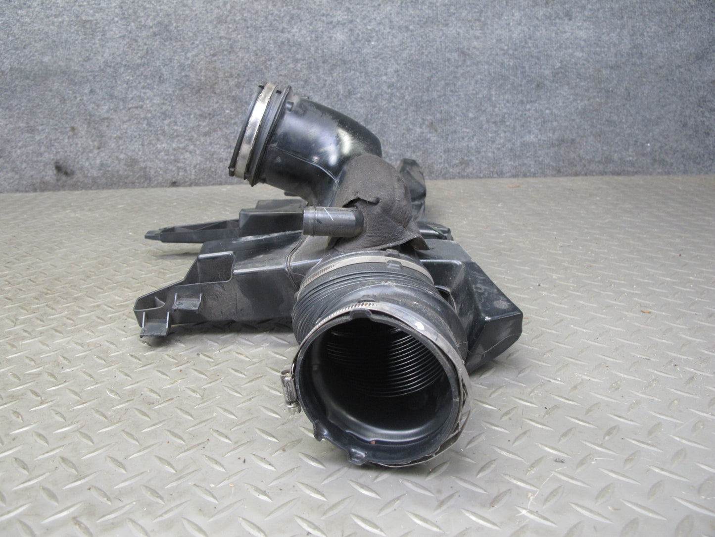 2013-2017 Range Rover L405 5.0L Supercharged Air Intake Resonator Damper Box