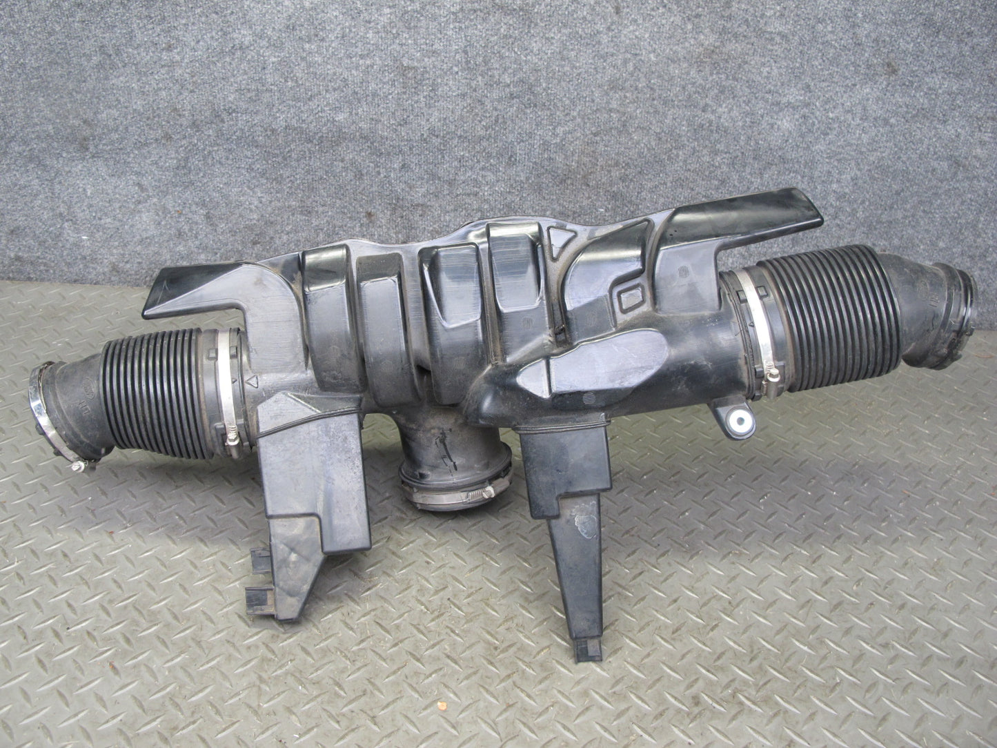 2013-2017 Range Rover L405 5.0L Supercharged Air Intake Resonator Damper Box