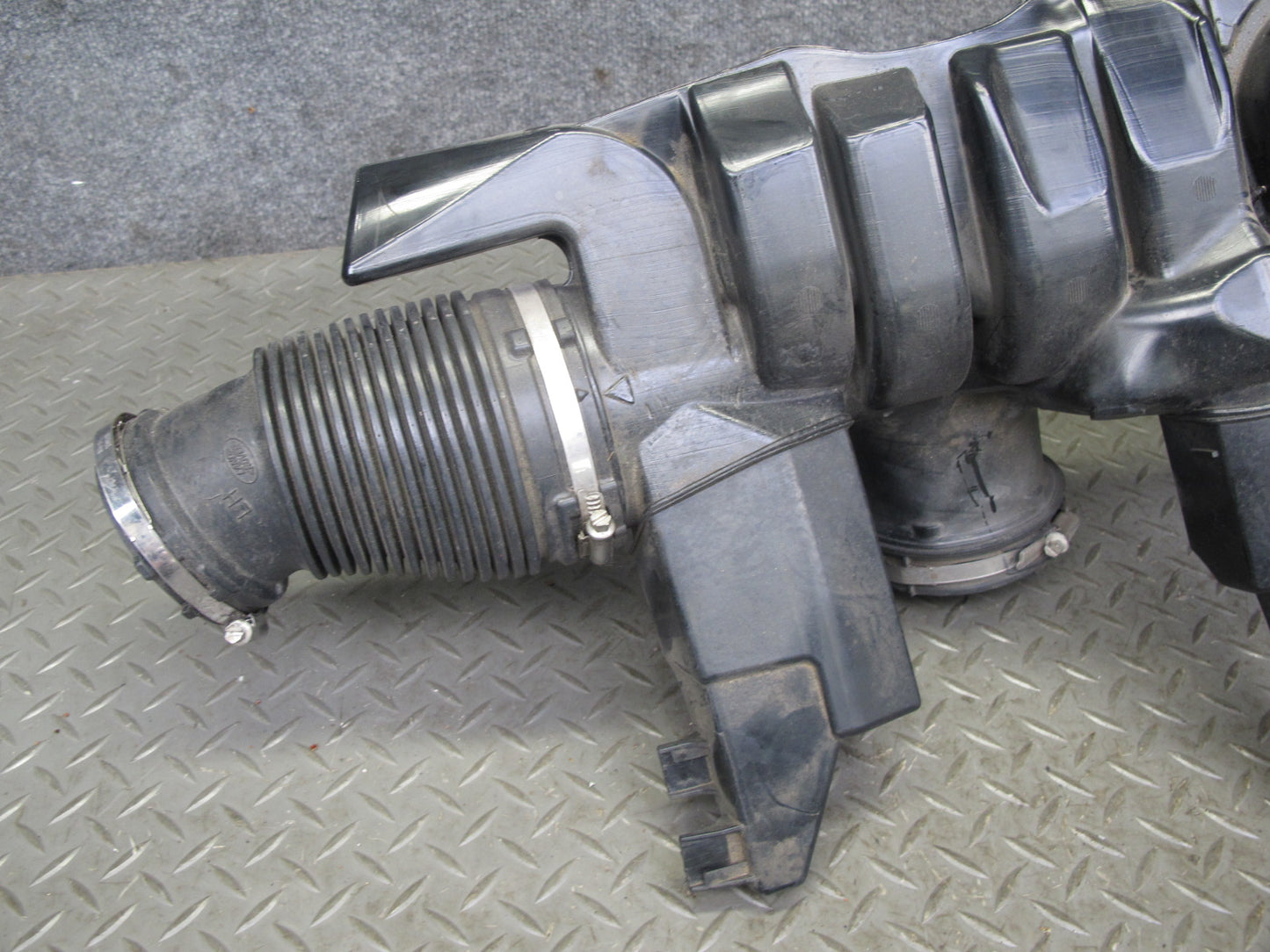 2013-2017 Range Rover L405 5.0L Supercharged Air Intake Resonator Damper Box