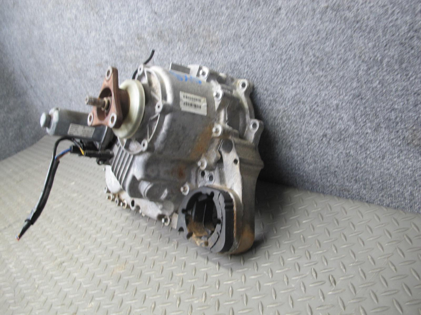 2010-2011 BMW E72 X6 AWD Hybrid ATC700 Transfer Case Box w Motor