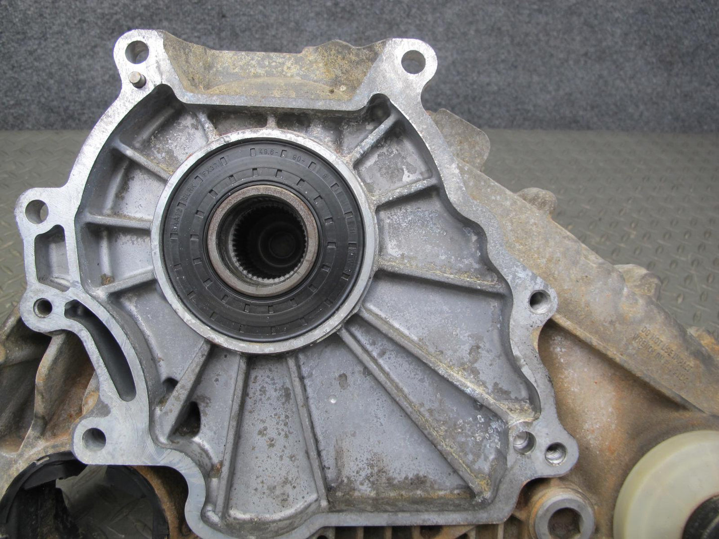 2010-2011 BMW E72 X6 AWD Hybrid ATC700 Transfer Case Box w Motor
