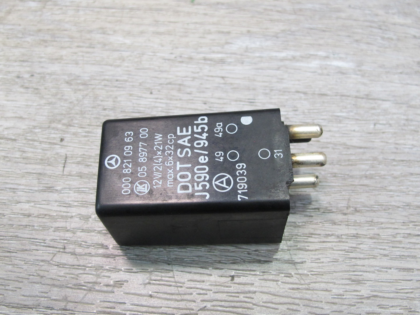 75-85 Mercedes W123 Turn Signal Flasher Relay 0008210963 OEM
