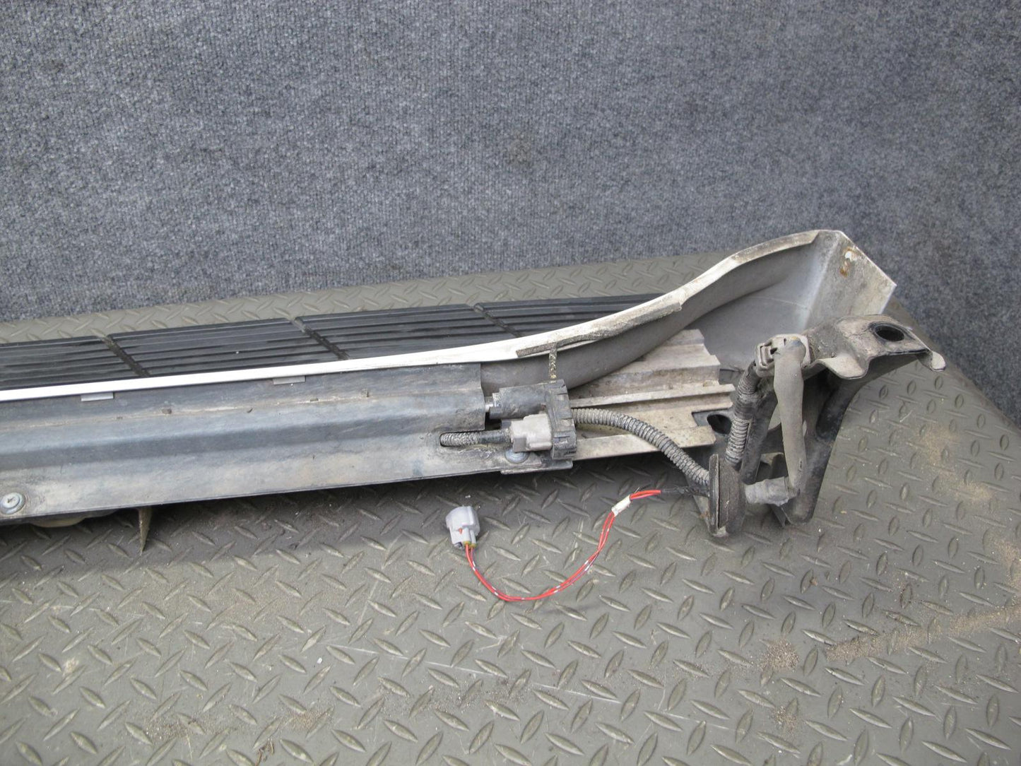 2003-2007 Lexus J100 LX470 Left Side Running Board Step Lower Plate Panel