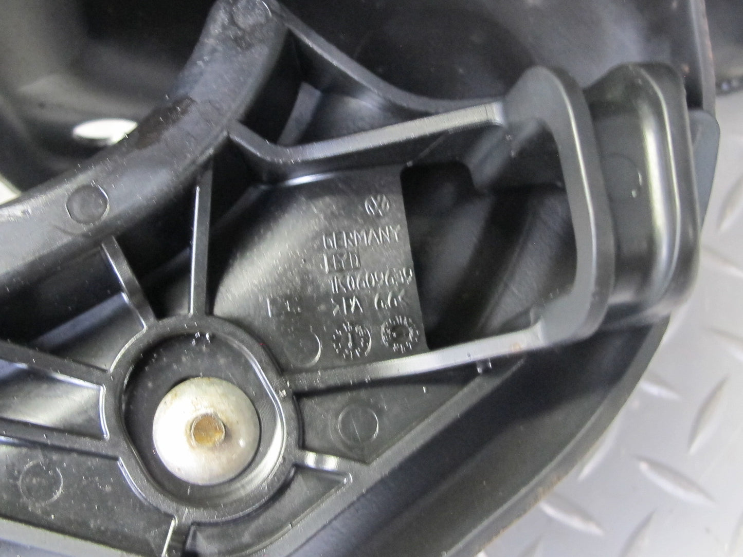 12-13 VW Golf R MK6 AWD Rear Left Spindle Knuckle Wheel Hub w Trailing Arm OEM