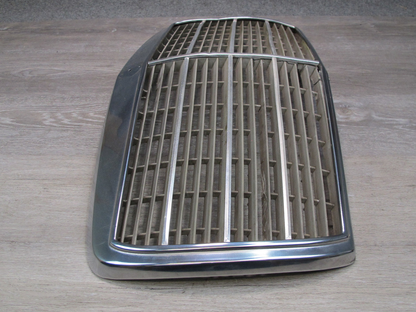75-85 Mercedes W123 Front Hood Radiator Chrome Grille OEM