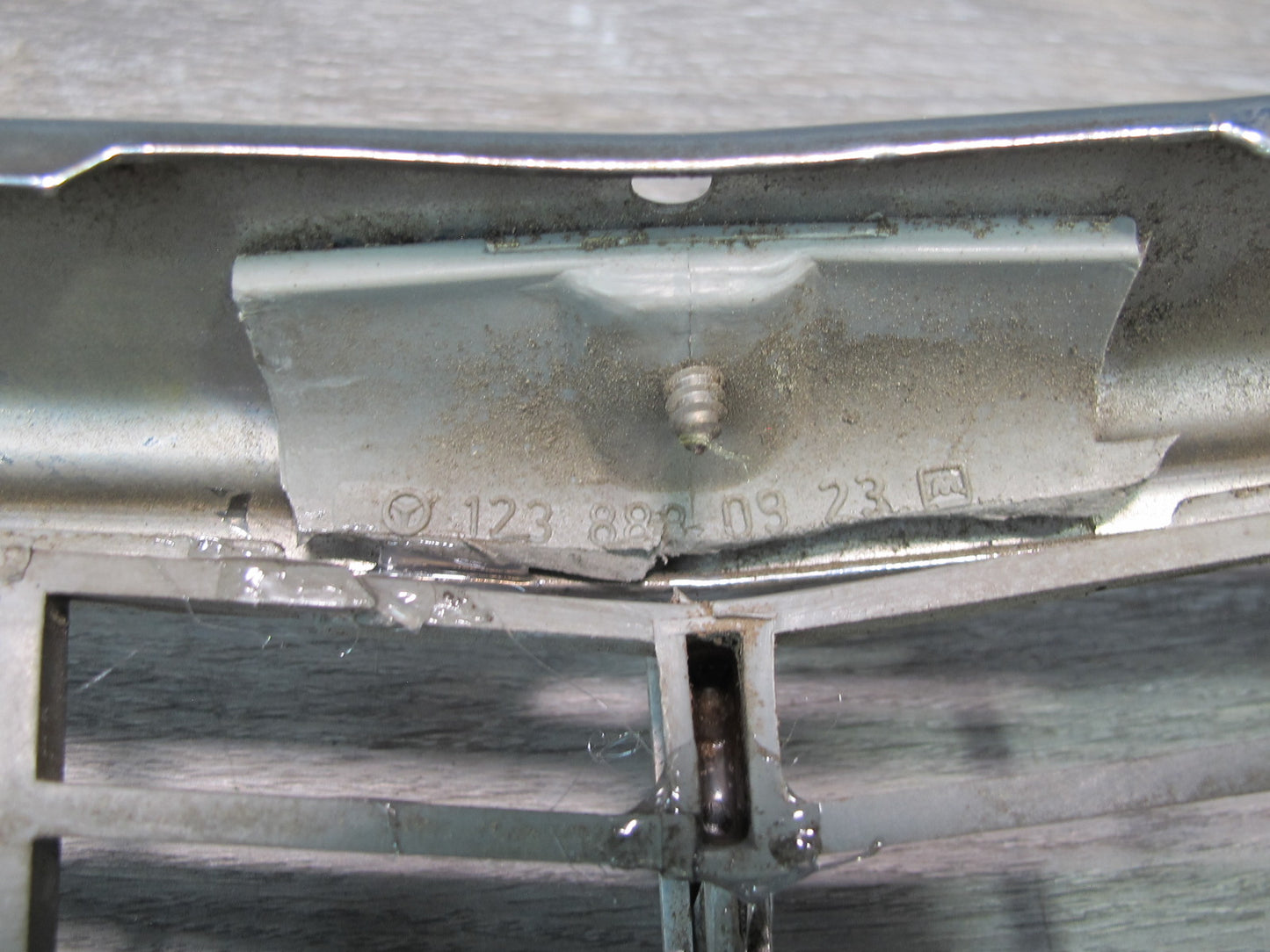 75-85 Mercedes W123 Front Hood Radiator Chrome Grille OEM