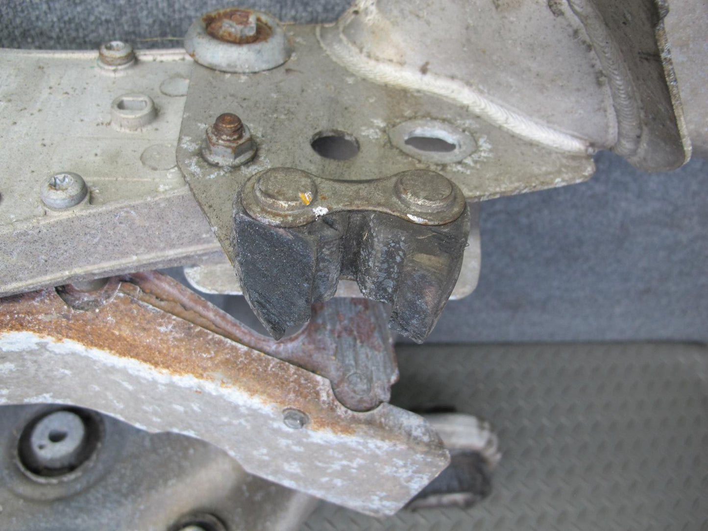 07-13 Mercedes W221 S550 4MATIC AWD Rear Subframe Crossmember Carrier OEM