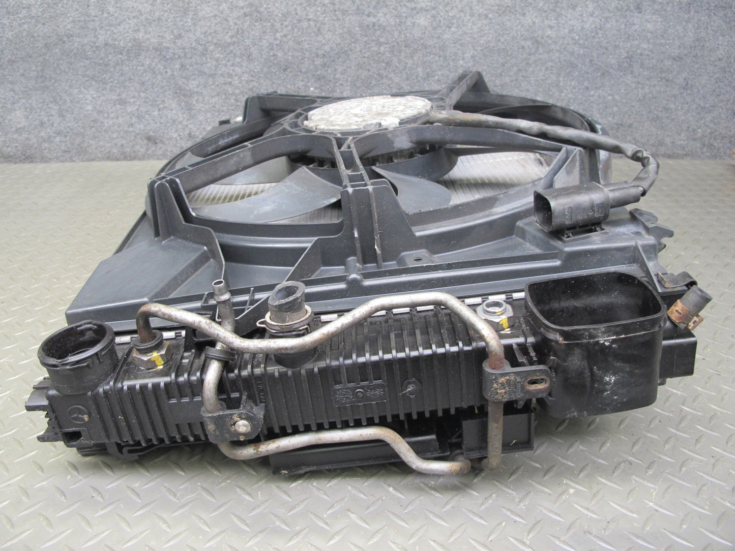 07-09 Mercedes W221 S550 AWD Engine Cooling Radiator AC Condenser Fan Shroud OEM