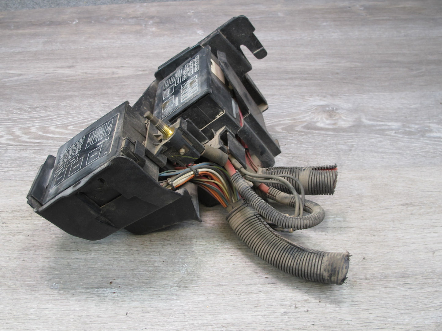 98-02 Chevrolet Camaro Z28 5.7L LS1 A/T Under Hood Fuse Relay Box Module OEM