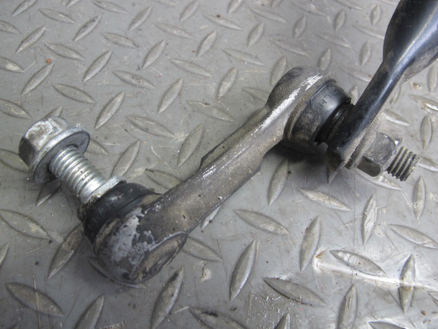 2004-2009 Cadillac XLR Front Anti Roll Stabilizer Sway Bar W/ Link Assembly