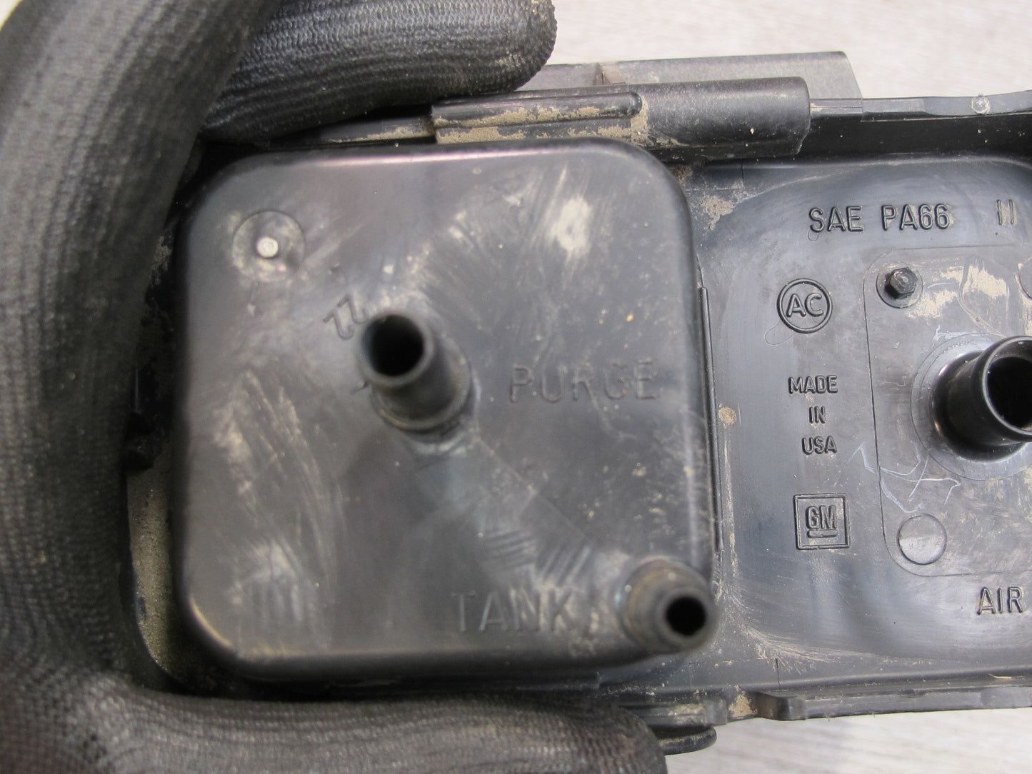 1998 Chevrolet Camaro Fuel Evap Vapor Charcoal Canister w Bracket OEM