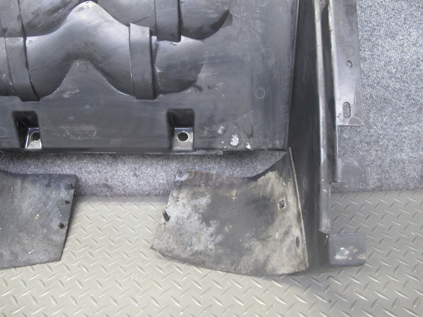 2004-2009 Cadillac XLR 4.6L Radiator Support Baffle Cover Air Duct 15285391